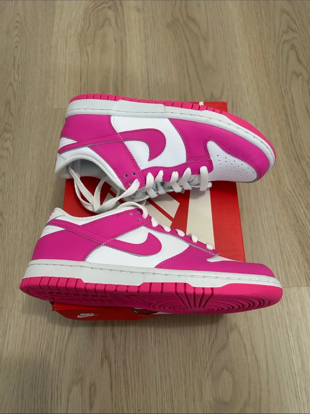 Nike Youth/Women’s Dunk Low — White/Fuchsia Pink size 5Y/7W